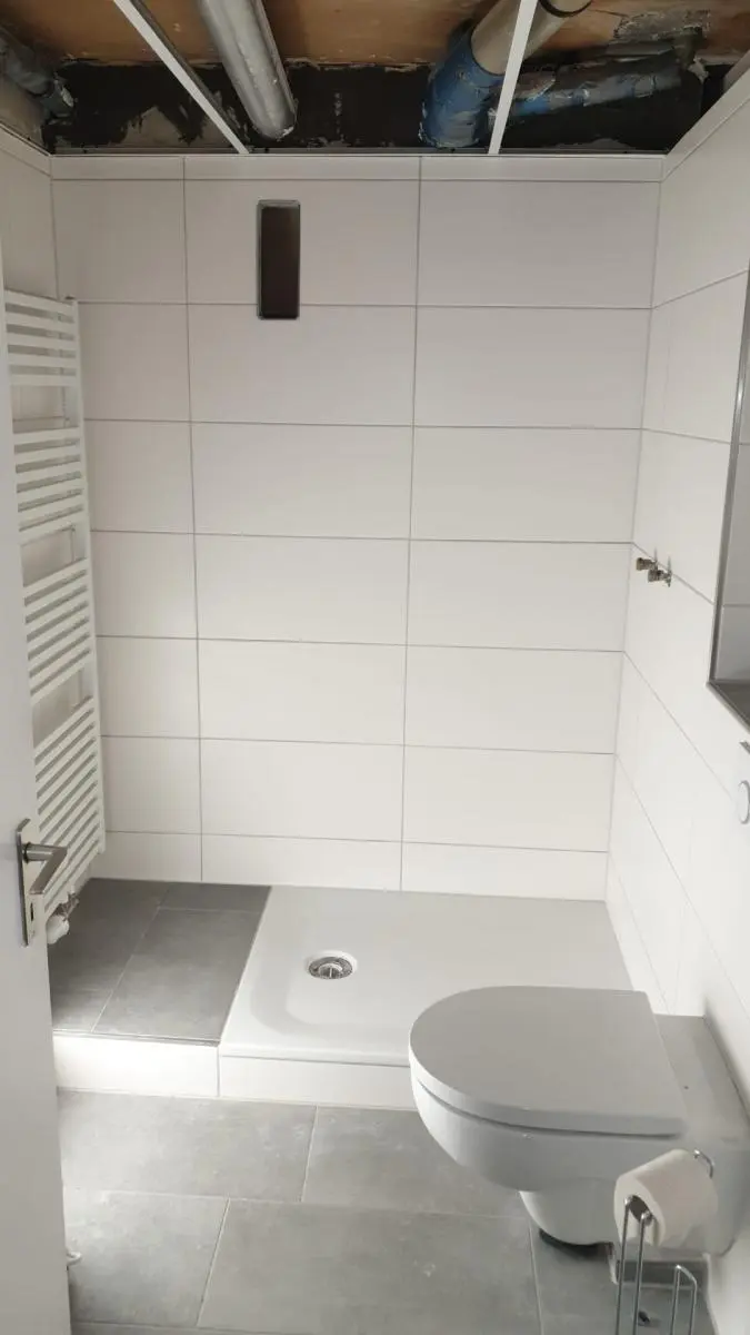 Gäste-WC mit Wandfliesen