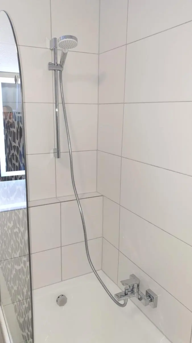 Dusche und Wanne gefliest
